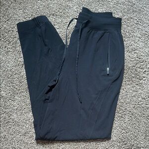 Size 4 lululemon license to train joggers